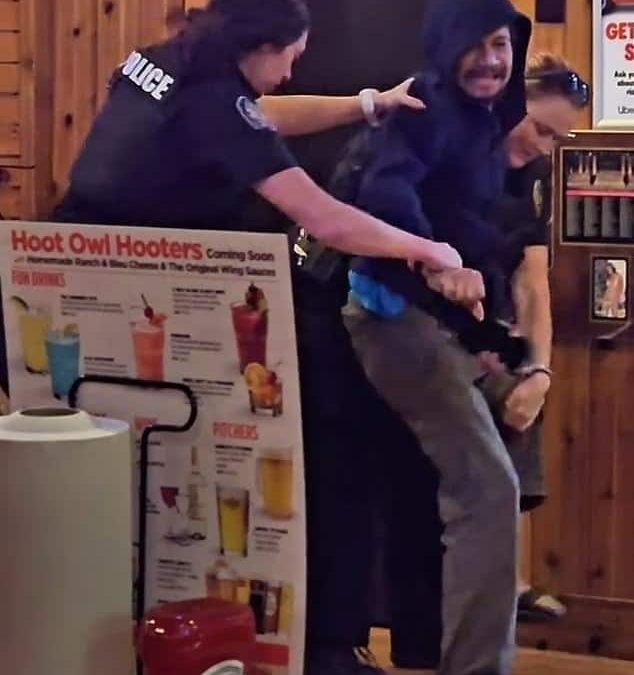 Chaos in Hooters as two female police officers struggle to subdue unruly hooded customer – Daily Mail